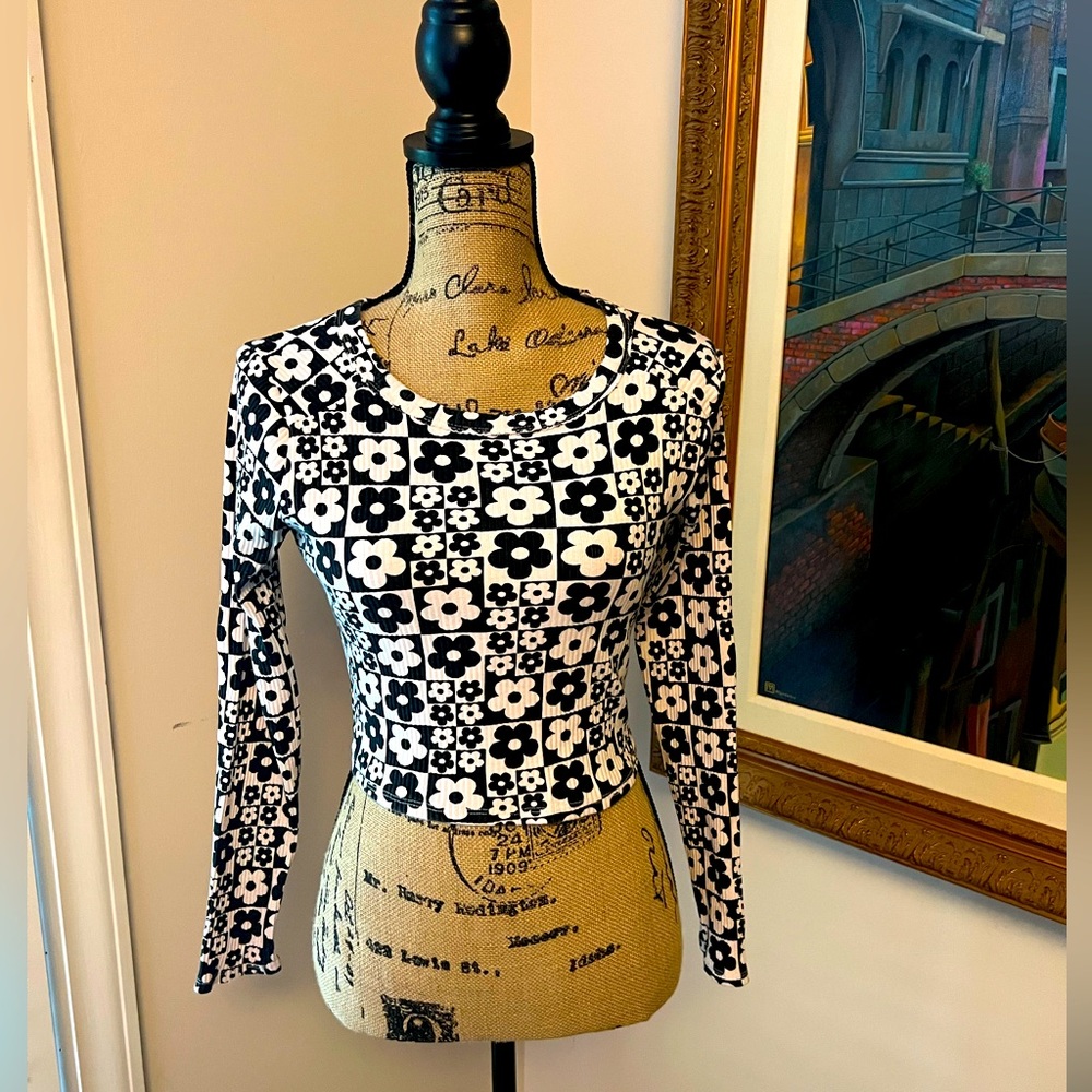Wild Fable black and white floral long sleeve crop top / M